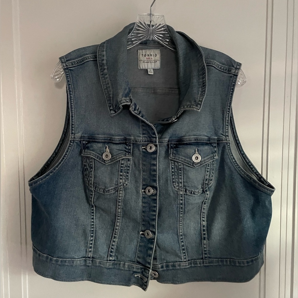 Torrid Plus Size Denim Vest Medium Wash